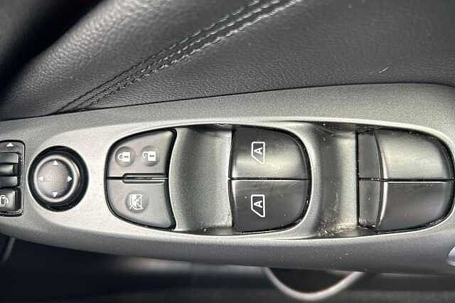 Nissan JUKE 1.0 DiG-T N-Connecta 5dr DCT