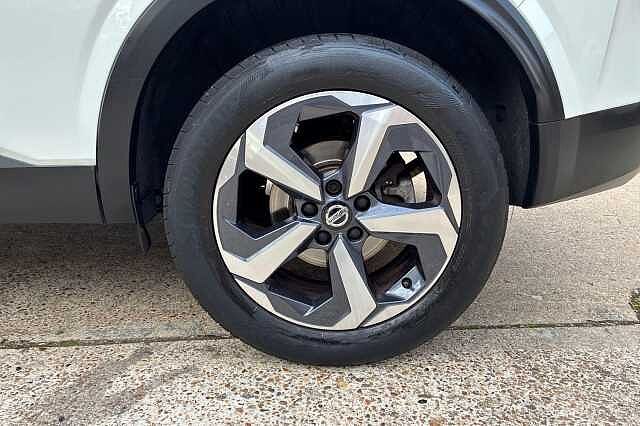 Nissan QASHQAI 1.3 DiG-T MH 158 N-Connecta [Glass Rf] 5dr Xtronic